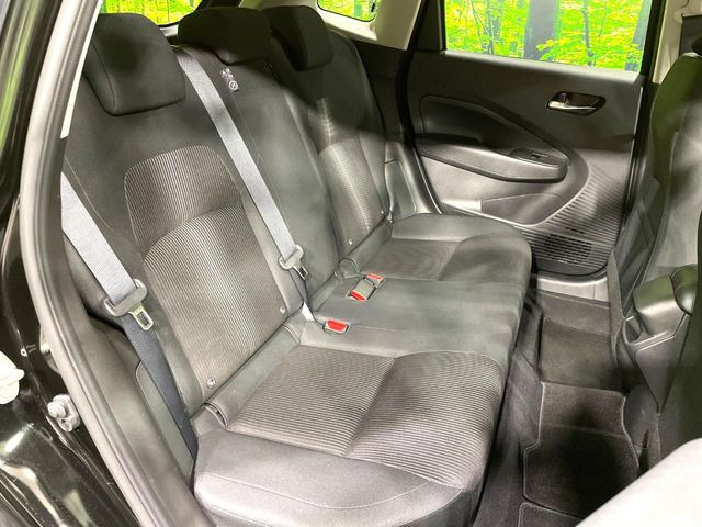 後部座席も気になるようなキズ・汚れやへたり等、大きなダメージはなく、良好な状態です。