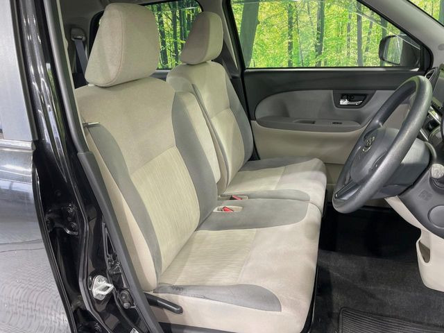 運転席シート廻りは使用感も少なく、良好な状態となっています。丁寧に使われていたことがよくわかりますね。