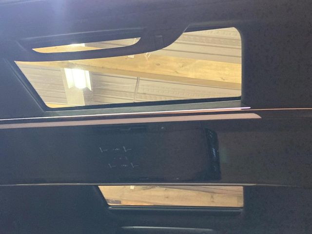 【左右独立ムーンルーフ】2列目左右席にそれぞれ配置されたガラスルーフ!日差しに合わせて片側だけシェードを閉めることも可能です!