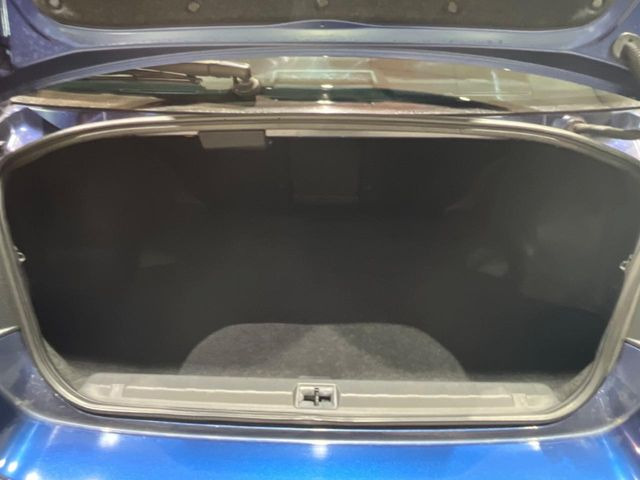 積み下ろしのしやすいデッキにはたっぷりと荷物を積み込んでいただけます。遊びから仕事まで、様々なシーンで頼れます♪