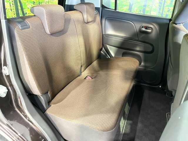 後部座席も気になるような傷・汚れやへたりなど、大きなダメージはなく、良好な状態です。