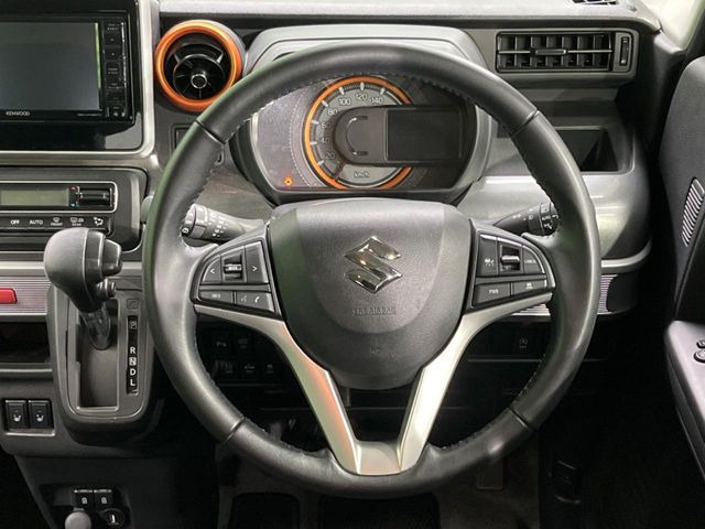 �C���e���A�ɍ��킹���f�U�C���̃X�e�A�����O�́A�^�]�������̂��Ƃ��l���A�^�]���₷���`��A�傫���ł��B�����x�A���ۂɐG���Ă��m���߂��������B