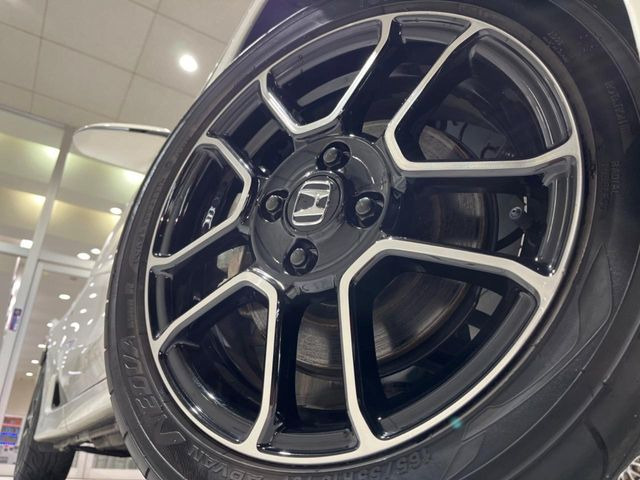 �y����16�C���`�A���~�z�C�[���z�O�ςɃ}�b�`���������A���~�z�C�[���𑕒����Ă���܂��B�e��ЊO�A���~�z�C�[����A�X�^�b�h���X�^�C�����戵�����Ă���܂��B���񂲑��k����������