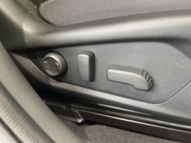 【メモリー機能付きパワーシート】ドライバーごとに設定したシート位置を記憶して、ボタン一つで切り替えできる便利な機能!運転する方が複数名いらっしゃるご家庭におすすめです♪