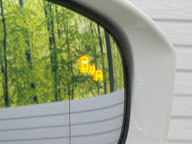 【ブラインドスポットモニター】走行中、ドアミラーの死角になりやすい箇所に後続車が接近するとサイドミラーのレンズに警告を表示!ドライバーに注意喚起をしてくれます。