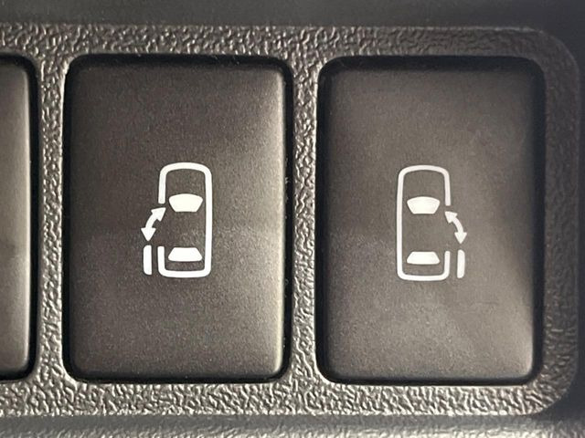 【両側パワースライドドア】スマートキーや運転席のスイッチで後席両側スライドドアの開閉が可能♪電動だから力を入れてドアを開ける必要が無く、小さなお子様でも簡単に開け閉めでき快適です♪