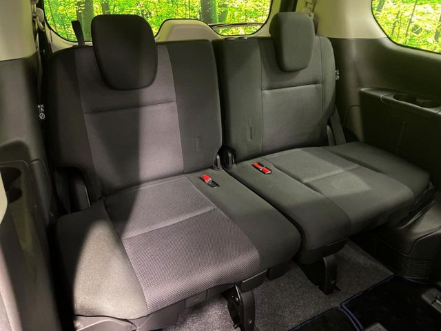 3列目シートはもちろん状態良好☆大人でもゆったりと座って頂けますので、大人数でのお出かけもラクラクです♪ご家族で、気の知れた仲間で、ドライブに行くのが楽しみですね♪
