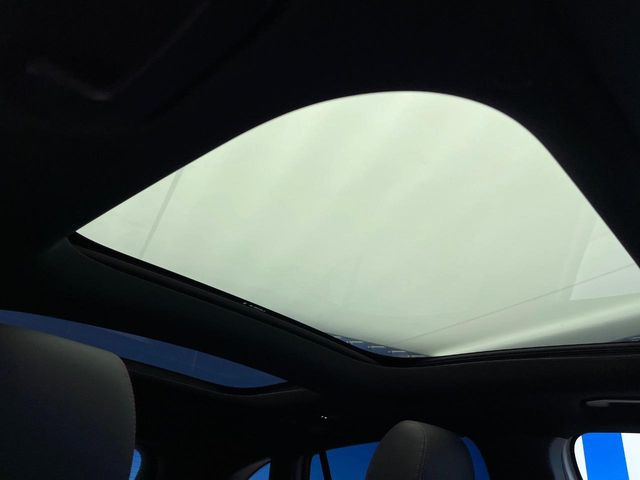 ●パノラマミックガラスルーフ:大迫力のパノラマルーフは、後部座席にまで続いており、開放的な空間をお楽しみいただけます。