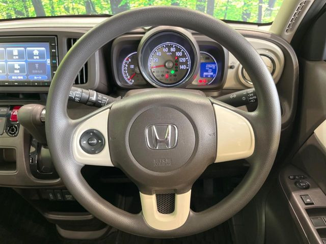 �C���e���A�ɍ��킹���f�U�C���̃X�e�A�����O�́A�^�]�������̂��Ƃ��l���A�^�]���₷���`��A�傫���ł��B�����x�A���ۂɐG���Ă��m���߂��������B