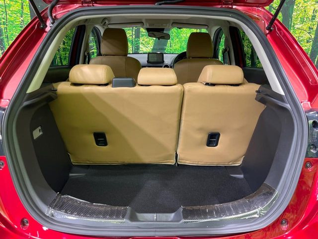 ���i�̂���������ʋ΁A���}���ɏ\���ȉ׎��X�y�[�X���m�ۂ��Ă���܂��B�Z�J���h�V�[�g��|���ƁA�傫�ȉו��̐ύڂ��\�ł���