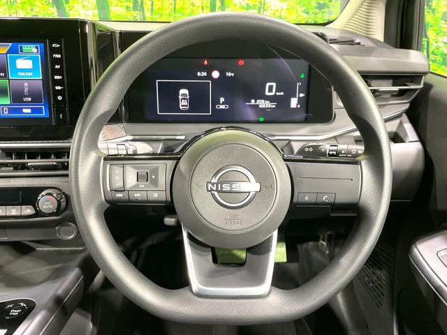 インテリアに合わせたデザインのステアリングは、運転される方のことも考え、運転しやすい形状、大きさです。是非一度、実際に触ってお確かめください。