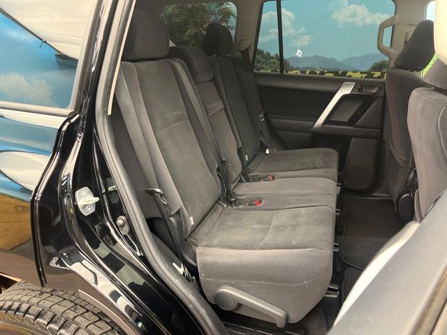 後部座席も気になるようなキズ・汚れやへたり等、大きなダメージはなく、良好な状態です。