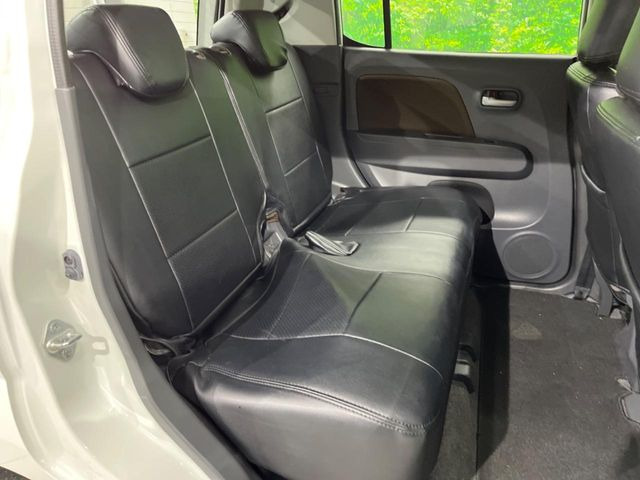 後部座席も気になるようなキズ・汚れやへたり等、大きなダメージはなく、良好な状態です。