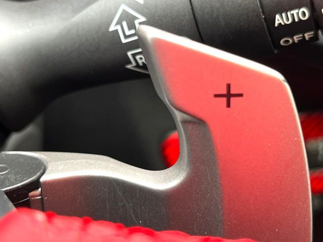 【パドルシフト】ハンドルから手を離さずに素早くシフトアップ&ダウンができるので、エンジンブレーキを使う下り坂や高速道路の合流で加速したい場面で役立ちます。