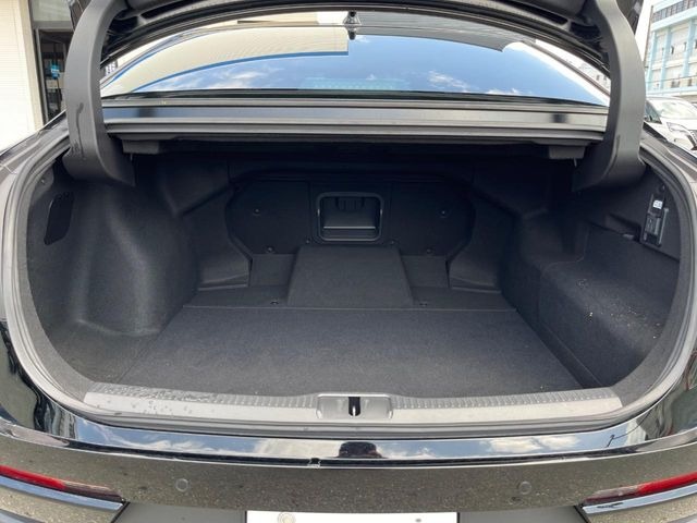 ���i�̂���������ʋ΁A���}���ɏ\���ȉ׎��X�y�[�X���m�ۂ��Ă���܂��B�Z�J���h�V�[�g��|���ƁA�傫�ȉו��̐ύڂ��\�ł���