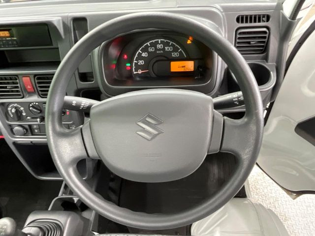 �C���e���A�ɍ��킹���f�U�C���̃X�e�A�����O�́A�^�]�������̂��Ƃ��l���A�^�]���₷���`��A�傫���ł��B�����x�A���ۂɐG���Ă��m���߂��������B