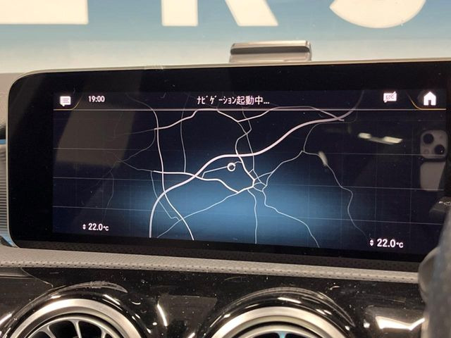 ●純正ナビ:一体感のあるナビは、高級感ある車内を演出してくれます。オーディオ機能も充実しておりますので、運転もより楽しめます♪