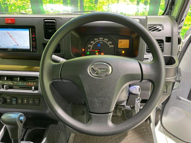 �C���e���A�ɍ��킹���f�U�C���̃X�e�A�����O�́A�^�]�������̂��Ƃ��l���A�^�]���₷���`��A�傫���ł��B�����x�A���ۂɐG���Ă��m���߂��������B