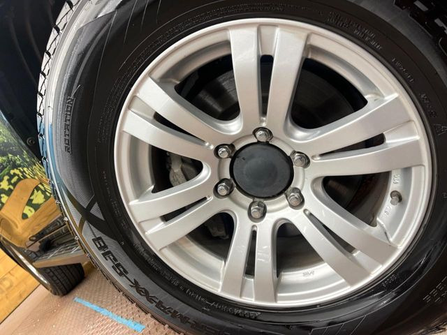【17インチアルミホイール】外観にマッチしたアルミホイールを装着しております。各種アルミホイールや、スタッドレスタイヤも取扱いしております。是非ご相談ください♪