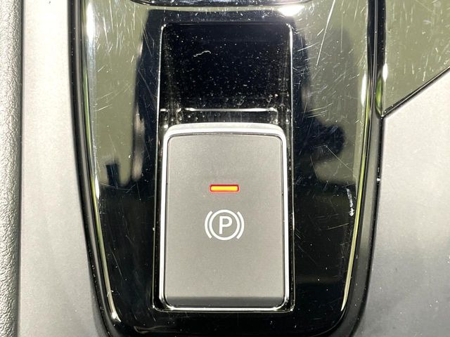 【電動パーキングブレーキ】パーキングブレーキは便利な電動式!ボタン一つで操作でき、アクセルを踏めば自動で解除されます♪レバーやペダルが無いので運転席廻りもすっきりしますね♪