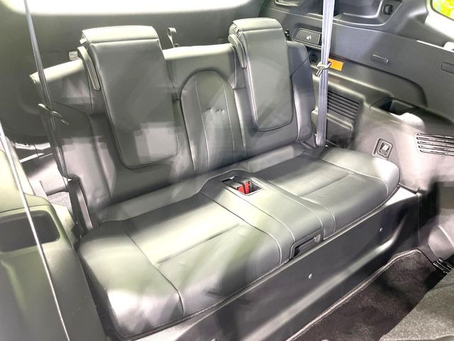 3列目シートはもちろん状態良好☆大人でもゆったりと座って頂けますので、大人数でのお出かけもラクラクです♪ご家族で、気の知れた仲間で、ドライブに行くのが楽しみですね♪