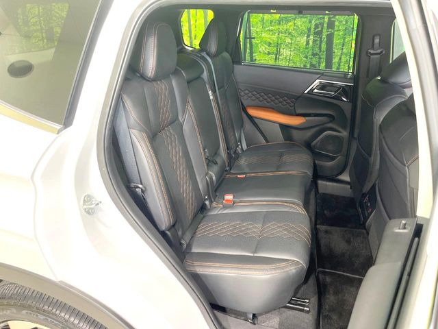 後部座席も気になるようなキズ・汚れやへたり等、大きなダメージはなく、良好な状態です。