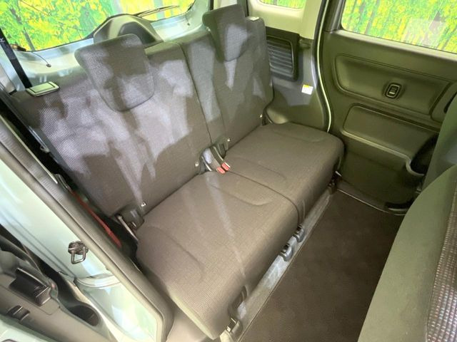 後部座席も気になるようなキズ・汚れやへたり等、大きなダメージはなく、良好な状態です。