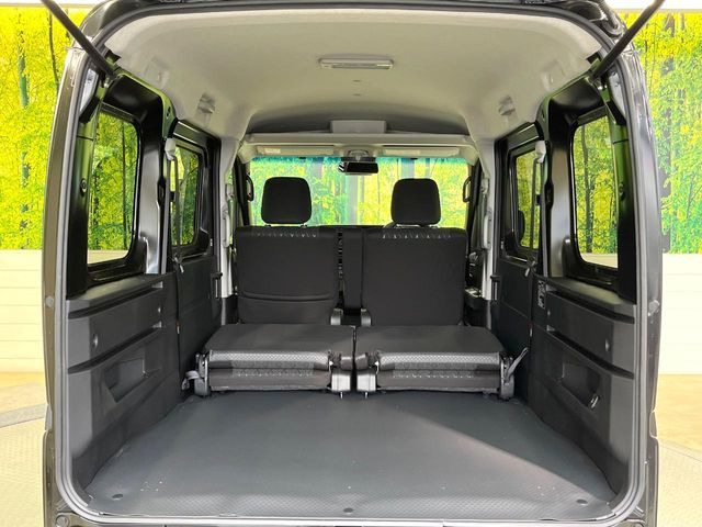 積み下ろしのしやすいデッキにはたっぷりと荷物を積み込んでいただけます。遊びから仕事まで、様々なシーンで頼れます♪