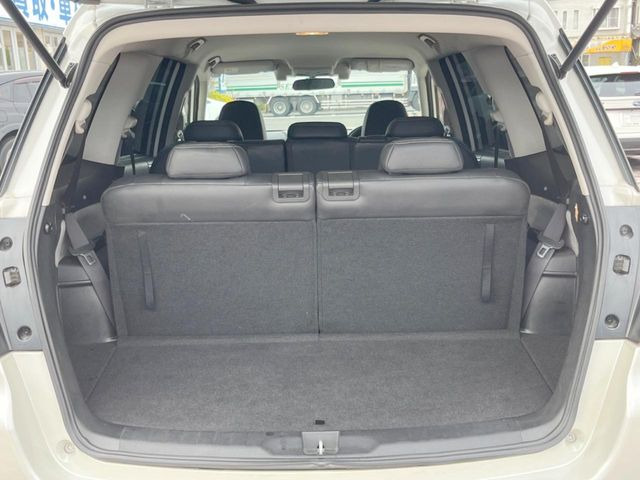 ���i�̂���������ʋ΁A���}���ɏ\���ȉ׎��X�y�[�X���m�ۂ��Ă���܂��B�Z�J���h�V�[�g��|���ƁA�傫�ȉו��̐ύڂ��\�ł���