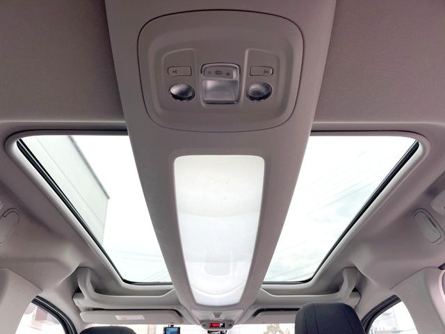 ���p�m���}�~�b�N�K���X���[�t:�唗�͂̃p�m���}���[�t�́A�㕔���Ȃɂ܂ő����Ă���A�J���I�ȋ�Ԃ����y���݂��������܂��B