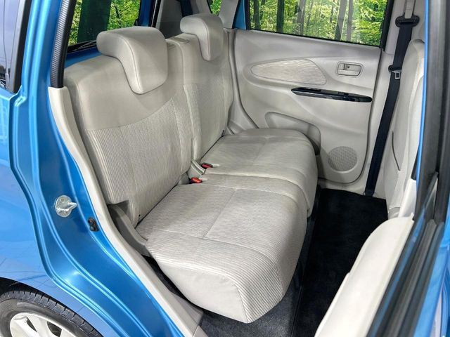 後部座席も気になるようなキズ・汚れやへたり等、大きなダメージはなく、良好な状態です。