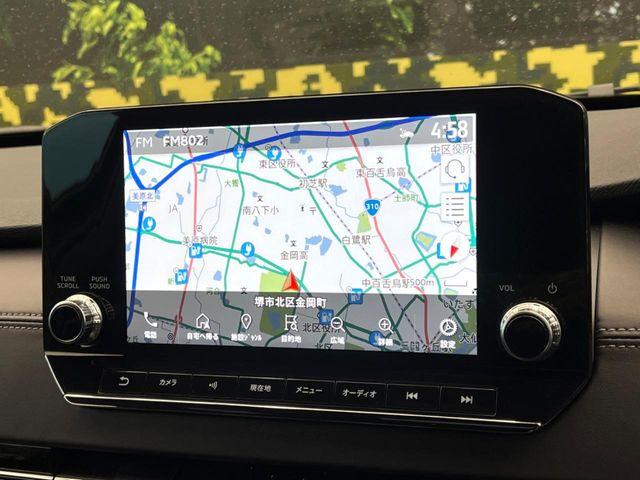 【メーカー純正9型ナビ】インテリアに溶け込むスタイリッシュな「専用設計」メーカーナビを装備♪視認性や操作性など基本性能にも優れ、より上質なカーライフをお楽しみいただけます。