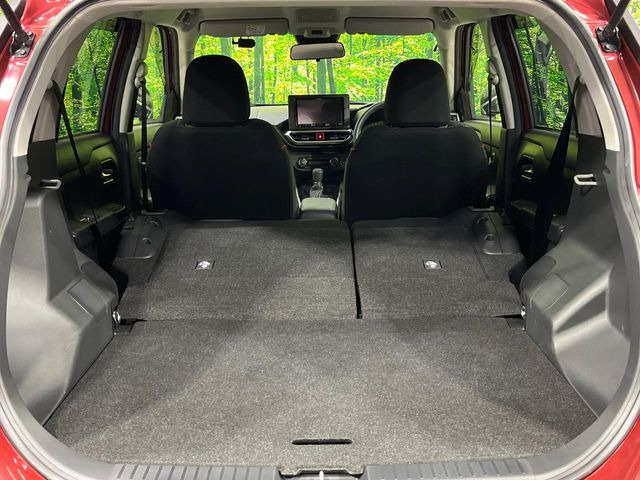後席を格納すると、これだけの広さが!シーンに合わせたシートアレンジで、大きな荷物も積むことが出来ます♪