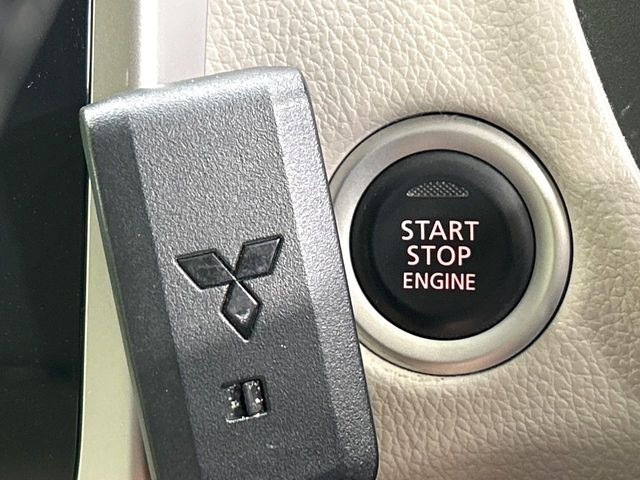 【オペレーションキー】カバンやポケットに入れたままでもドアの施錠・解錠が可能なスマートキーを装備。エンジンのオン・オフ時もカギを取り出す必要が無いからとっても便利です♪