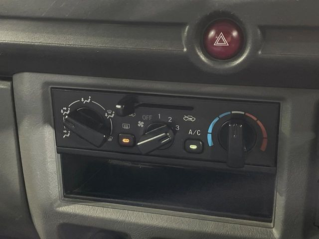 寒い冬も暑い夏も全席に快適な空調を届けてくれる、ダイヤル式エアコンを装備♪