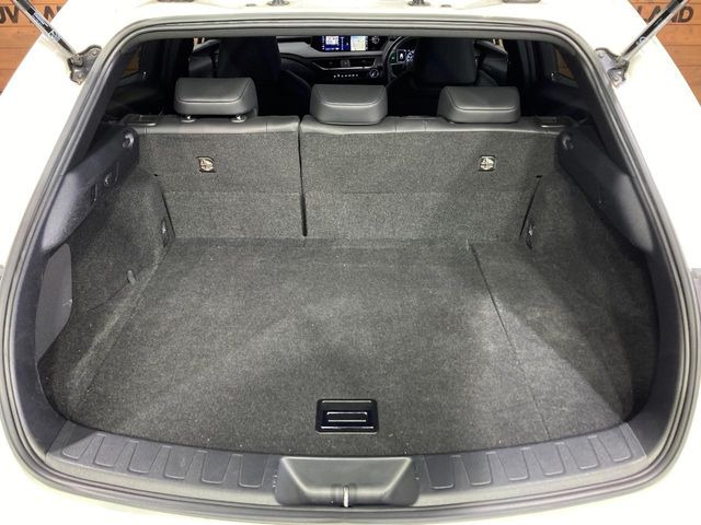 ���i�̂���������ʋ΁A���}���ɏ\���ȉ׎��X�y�[�X���m�ۂ��Ă���܂��B�Z�J���h�V�[�g��|���ƁA�傫�ȉו��̐ύڂ��\�ł���