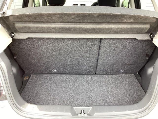 積み下ろしのしやすいデッキにはたっぷりと荷物を積み込んでいただけます。遊びから仕事まで、様々なシーンで頼れます♪