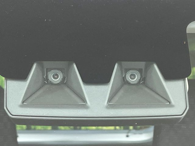 【スマートアシスト】走行中に前方の車両等を認識し、衝突しそうな時は警報とブレーキで衝突回避と被害軽減をアシスト。より安全にドライブをお楽しみいただけます。