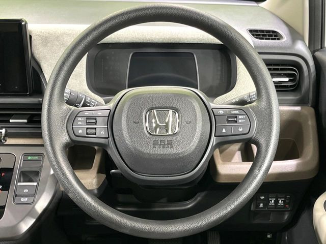 �C���e���A�ɍ��킹���f�U�C���̃X�e�A�����O�́A�^�]�������̂��Ƃ��l���A�^�]���₷���`��A�傫���ł��B�����x�A���ۂɐG���Ă��m���߂��������B