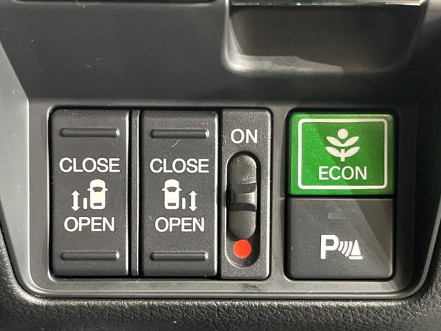 【両側パワースライドドア】スマートキーや運転席のスイッチで後席両側スライドドアの開閉が可能♪電動だから力を入れてドアを開ける必要が無く、小さなお子様でも簡単に開け閉めでき快適です♪