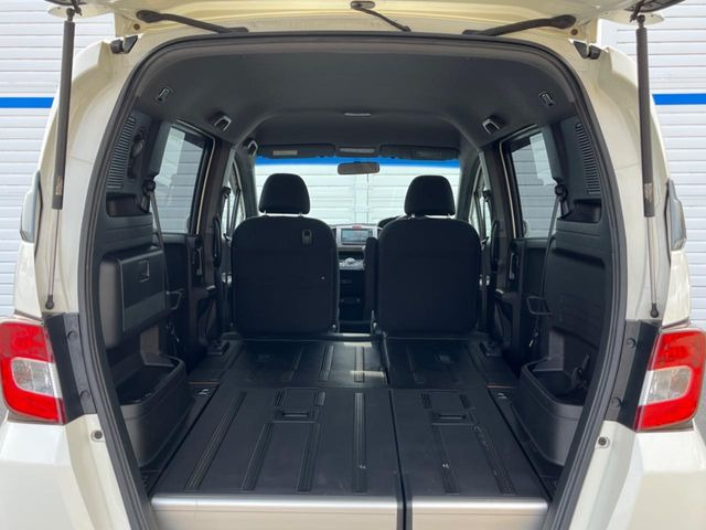 ���i�̂���������ʋ΁A���}���ɏ\���ȉ׎��X�y�[�X���m�ۂ��Ă���܂��B�Z�J���h�V�[�g��|���ƁA�傫�ȉו��̐ύڂ��\�ł���