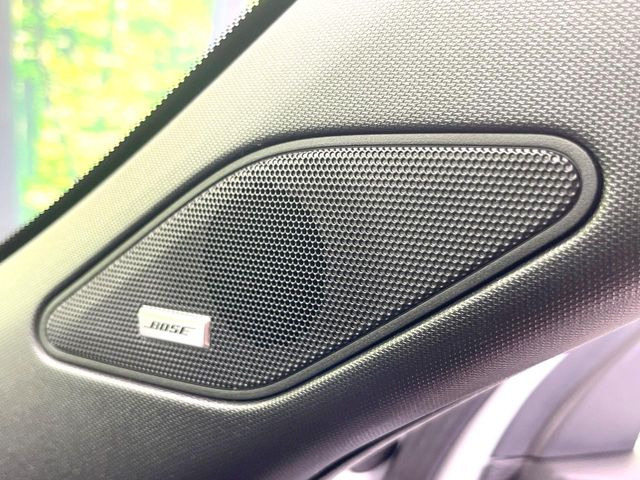 【BOSEサウンドシステム】メーカーオプションの高品位サウンドシステムを搭載。専用のチューニングが施された大小様々なスピーカーから良質なサウンドが奏でられ、臨場感あふれる音響空間を演出します。