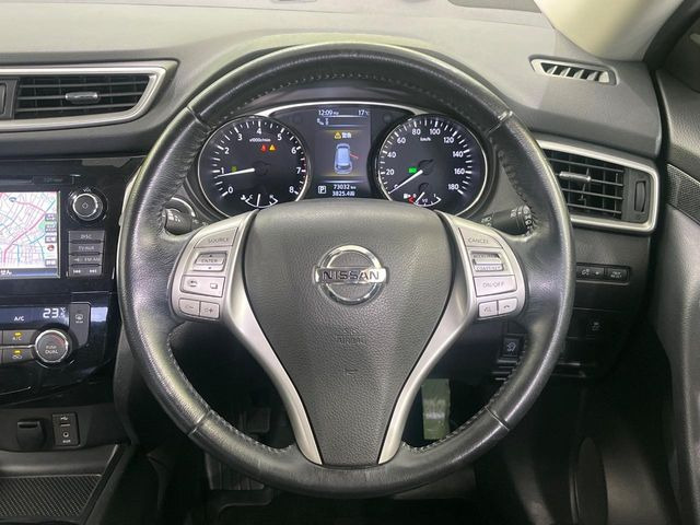 �C���e���A�ɍ��킹���f�U�C���̃X�e�A�����O�́A�^�]�������̂��Ƃ��l���A�^�]���₷���`��A�傫���ł��B�����x�A���ۂɐG���Ă��m���߂��������B