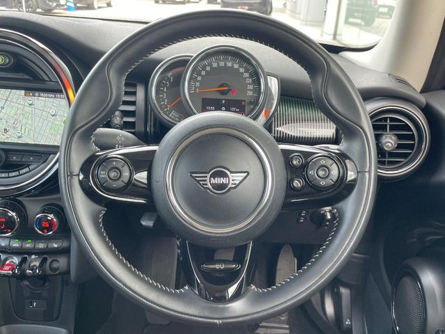 ���}���`�t�@���N�V�����X�e�A�����O:�n���h���̍��E�̃{�^���ŃI�[�f�B�I�̑I���≹�ʂ̒��߂��\�ł��B�n���h�����������������ł���̂ň��S�ł��ˁ�