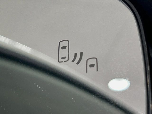 【ブラインドスポットモニター】走行中、ドアミラーの死角になりやすい箇所に後続車が接近するとサイドミラーのレンズに警告を表示!ドライバーに注意喚起をしてくれます。