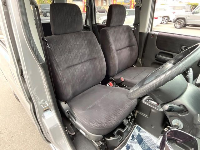 運転席シート廻りは使用感も少なく、良好な状態となっています。丁寧に使われていたことがよくわかりますね。