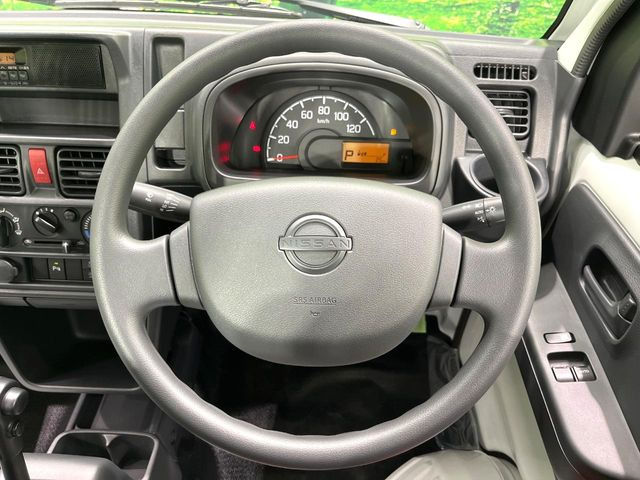 ステアリングも使用感が少なく、きれいな状態となっております♪