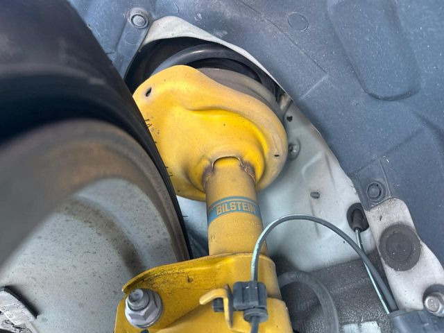 【ビルシュタイン製ダンパー】高速走行時の車両安定性を向上させてくれる人気の装備。街乗りの乗り心地も犠牲にせず、スポーティな走行をお楽しみいただけます♪