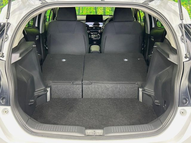 普段のお買い物や通勤、送迎等に十分な荷室スペースを確保しております。セカンドシートを倒すと、大きな荷物の積載も可能です♪