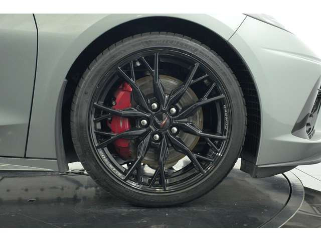 足元には純正19/20インチ 20スポークグロスブラック鍛造AWを装着。走行時の安定性を実現しつつ、見た目の上品さも演出します。